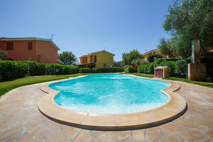 Location de vacances pour 6 personnes, avec piscine ainsi que terrasse et jardin à Porto Pino - 2
