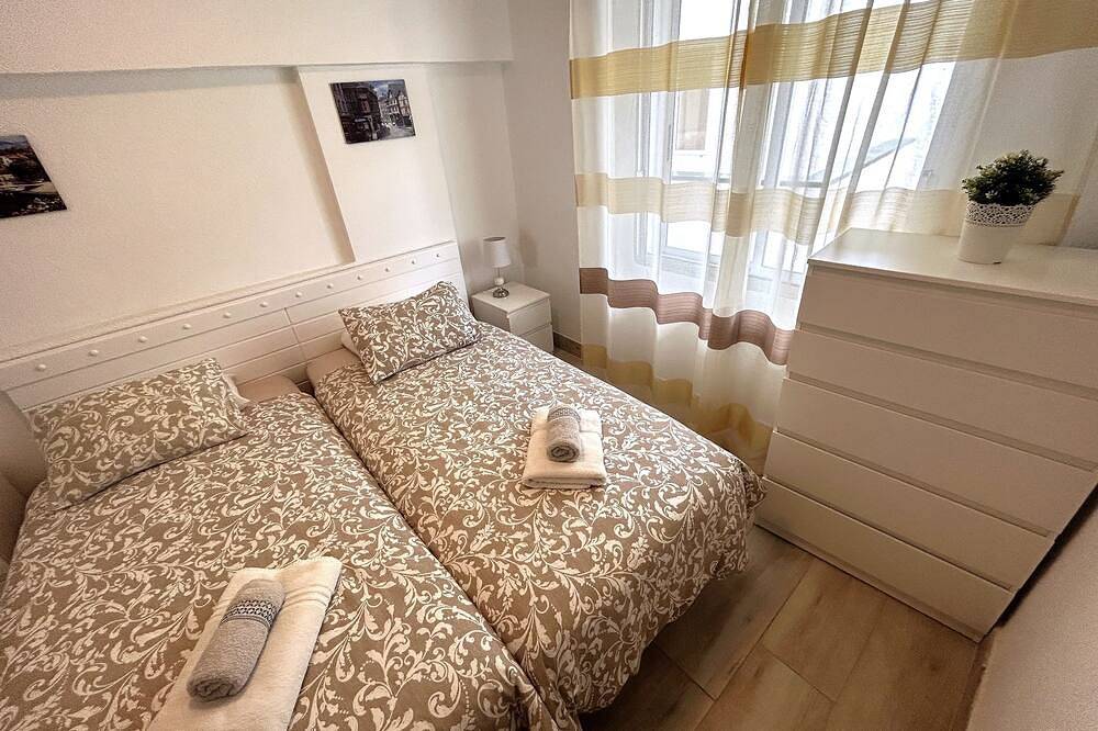 Entire apartment, Apartment by the Beach. Vv license in Playa Puerto Colón, Adeje
