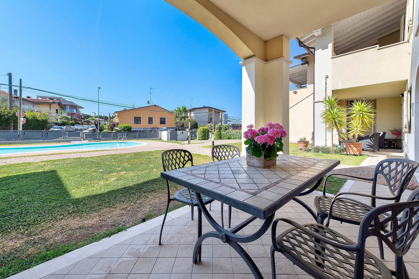 Appartamento intero, Appartamento 'Limone' con giardino privato, Wi-Fi e aria condizionata in Rivoltella del Garda, Desenzano del Garda