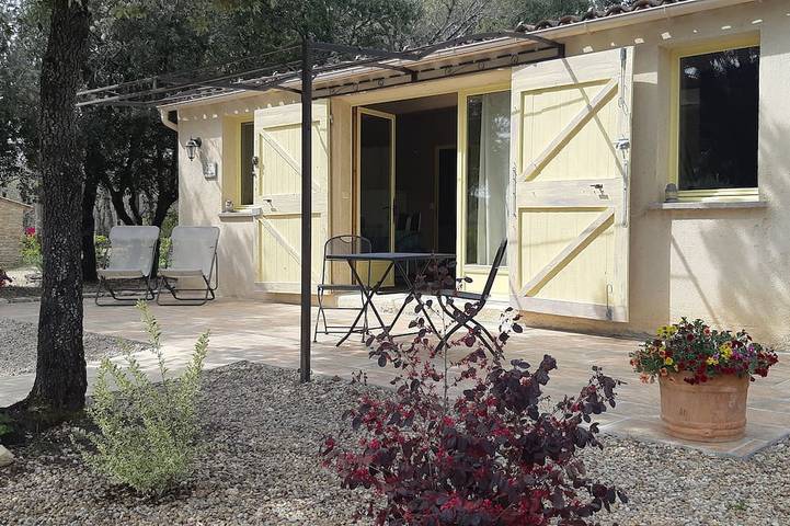 Gîte pour 2 personnes, avec terrasse ainsi que piscine et jardin à Gordes - 4
