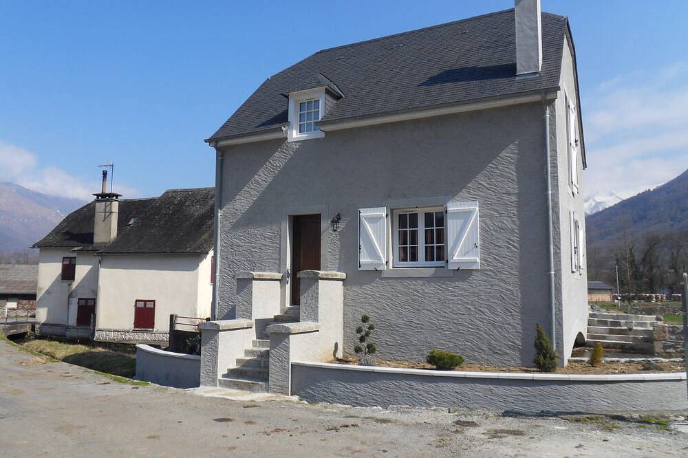 Molino de viento renovado valle de montaña de asp in Lées-Athas, Béarn