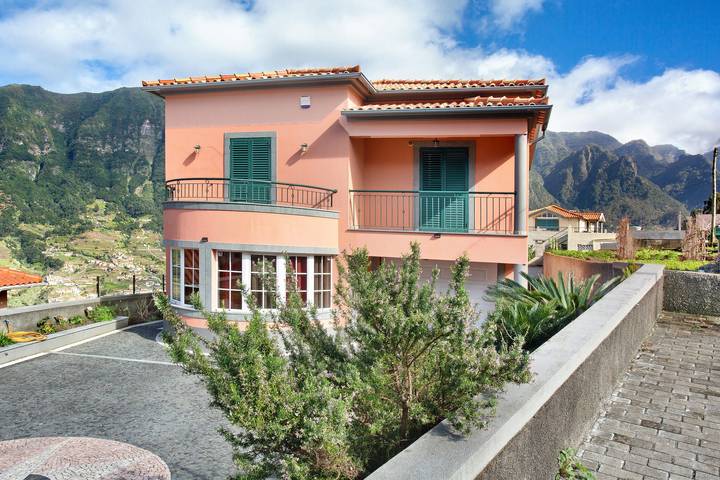 Ferienhaus 'Cristina Grand' mit Meerblick, privater Terrasse und Wi-Fi in São Vicente (Madeira), Madeira
