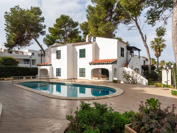 Location de vacances pour 4 personnes, avec piscine ainsi que jardin et terrasse à Cala Blanca