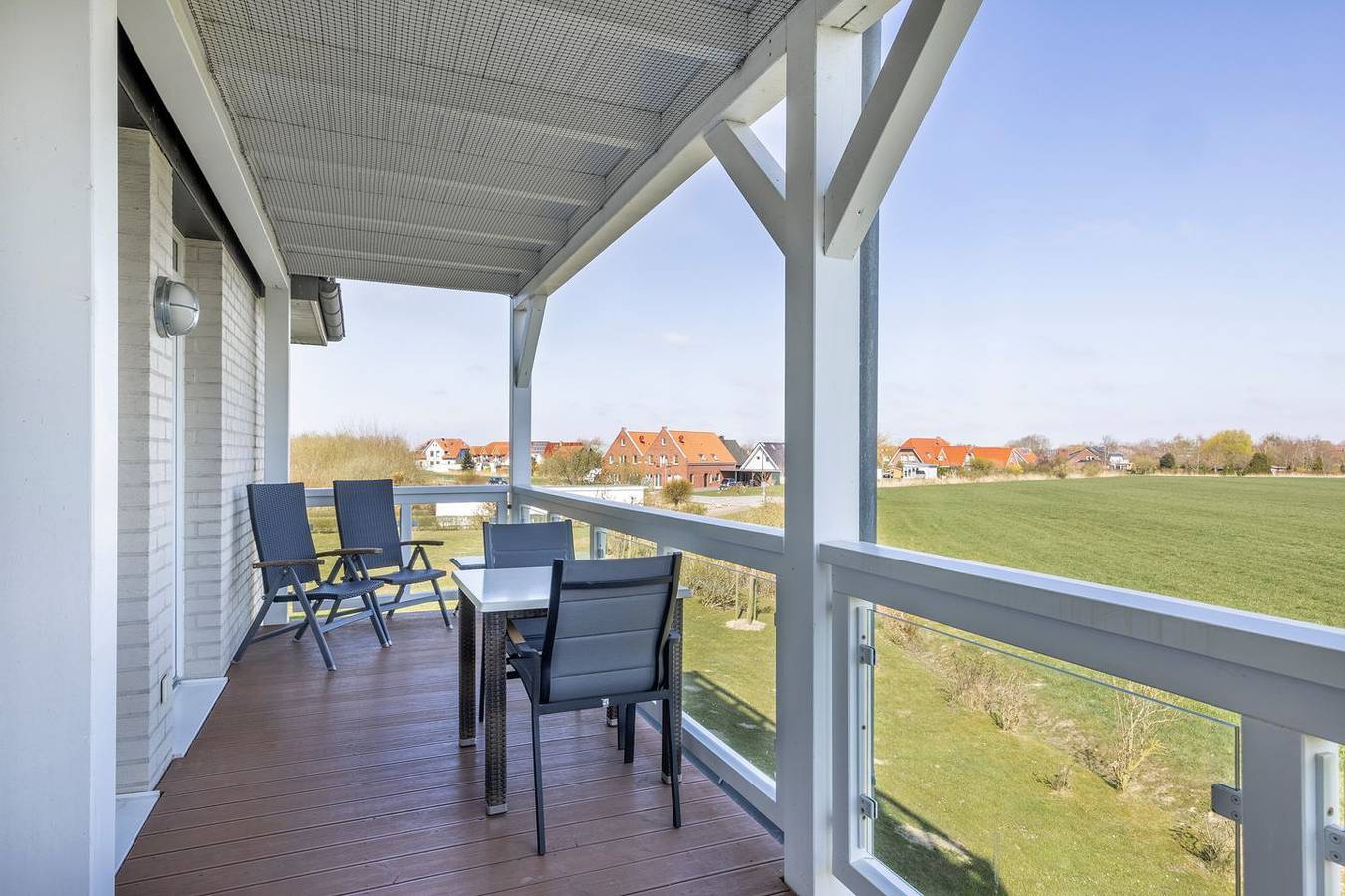 Ganze Wohnung, Strandnahe Ferienwohnung mit Sauna, tollem Balkon mit Strandkorb und Landblick in Wremen, Cuxland