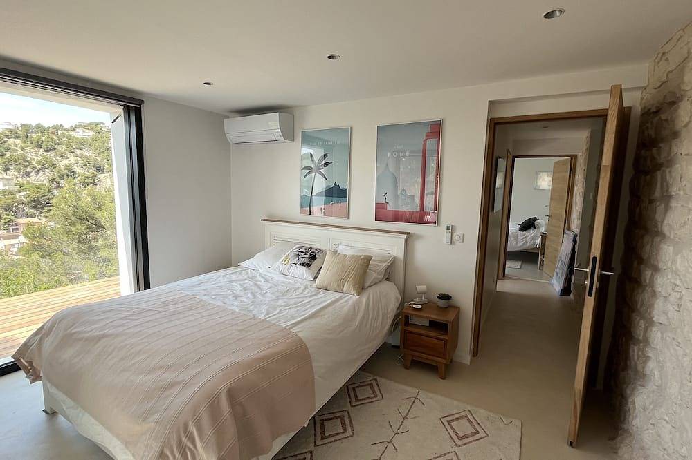 Grand Cabanon Sous les Pins Dans une Calanque in Ensuès-la-Redonne, Istres region