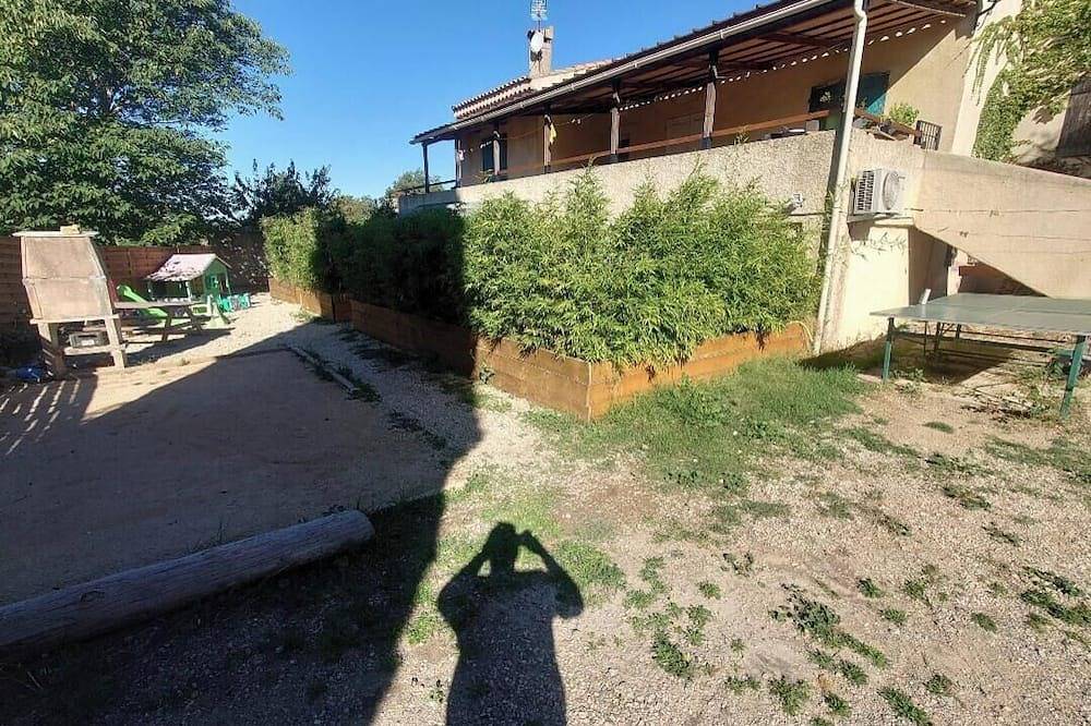 Entire apartment, Single apartment sleeping 4 in Miramas, Mediterranean Coast (France)