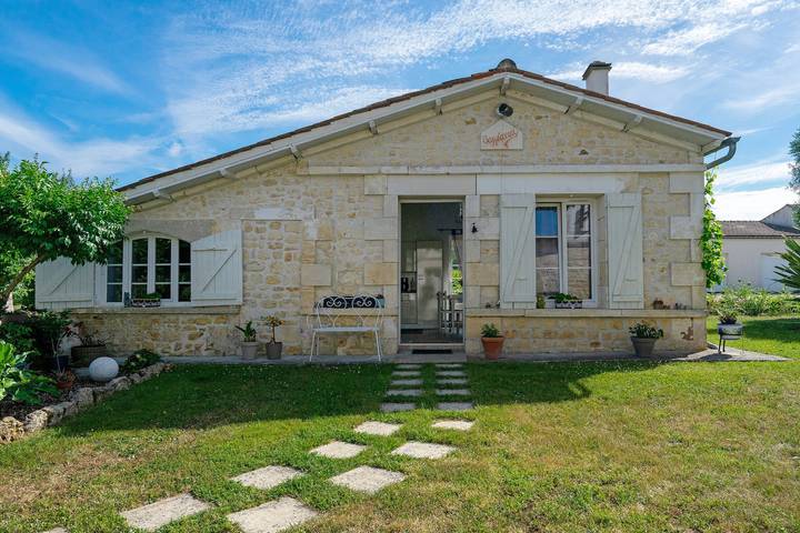 Location de vacances pour 4 personnes, avec Jardin et Bassin pour enfant à Belluire
