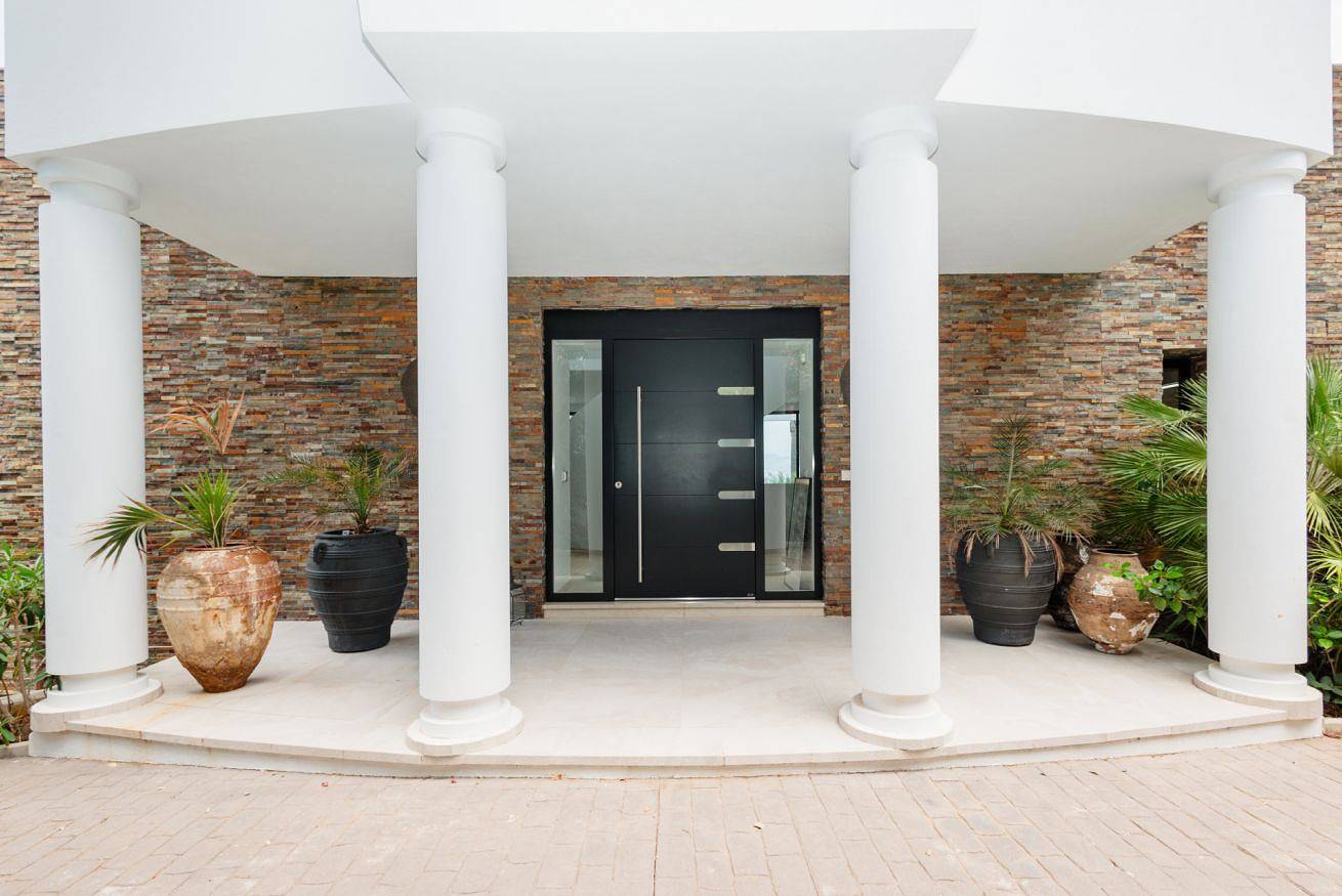 Villa La Mairena : vacances de rêve avec piscine à débordement et terrasse avec vue panoramique in Urbanizacion Las Jacarandas, Ojén