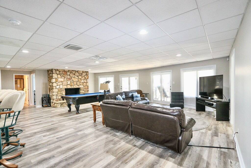 Waterfront: Experience Sublime Sunsets, Private Beach, Hot Tub, and Kayaks in Lake Norman