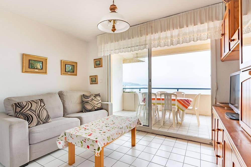 Entire apartment, Rustic Seafront Apartment in Hendaye with Balcony in Hendaye, Bayonne region