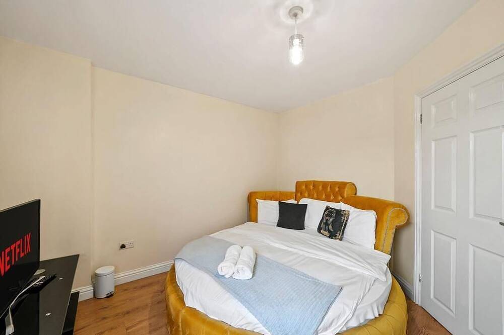 Entire apartment, New Luxury one bedroom apartment close to The Luton Mall, Luton Central Library. in Luton, Chiltern Hills