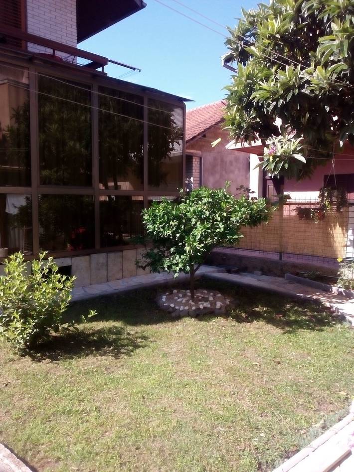 Ganze Wohnung, 2-Zimmer-Ferienwohnung mit Terrasse Zaboric, Sibenik -b in Žaborić, Šibenik-Knin