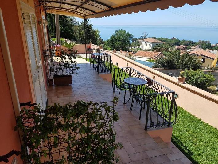 Location de vacances pour 2 personnes, avec terrasse ainsi que vue et jardin à Maratea - 3