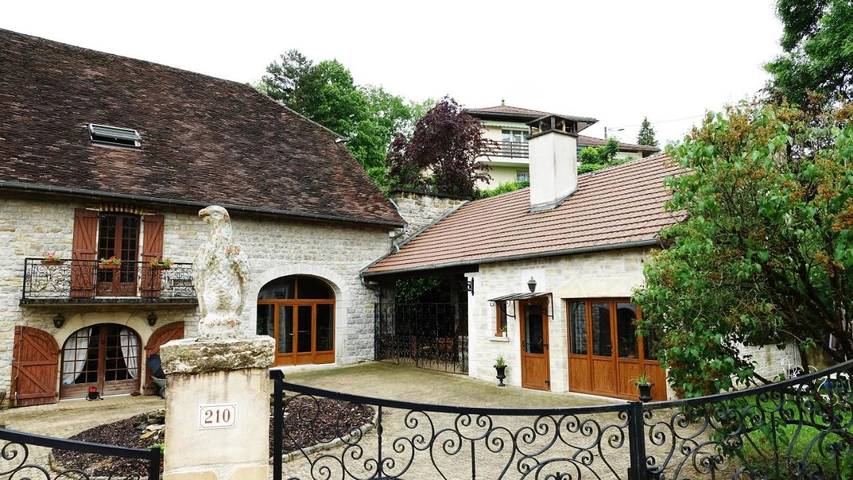 Gîte pour 2 personnes, avec piscine et vue ainsi que jardin et sauna dans Arlay - 4