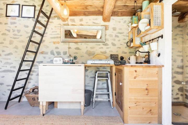 Location de vacances pour 2 personnes, avec terrasse ainsi que jardin et vue dans Neuvéglise-sur-Truyère - 2