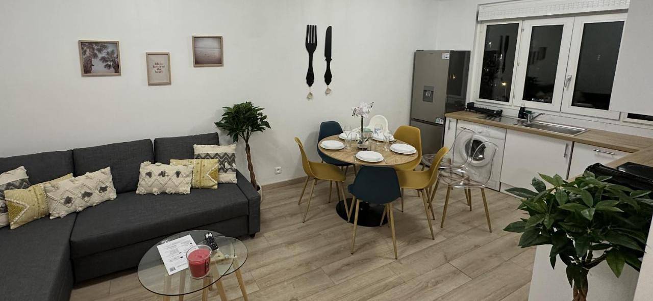 Appartement entier, Paris-Montrouge Magnifique Appartement 2 pièce de 36m2 - très cosy pour 1 à 5 personnes refait à neuf - Entire Apartment Luxurious And Warm - Montrouge Paris 14ème - Proche Aéroport Orly & Parc Expositions Porte de Versailles Free Wifi Gratuit in Montrouge, Hauts-de-Seine