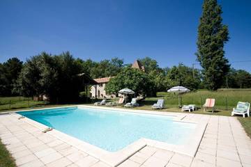 Cottage pour 15 personnes, avec piscine ainsi que jardin et vue, adapté aux familles à Saint-Pardoux-et-Vielvic