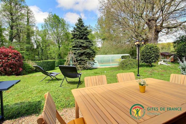 Gîte pour 6 personnes, avec Terrasse ainsi que Jardin et Piscine à Landévant