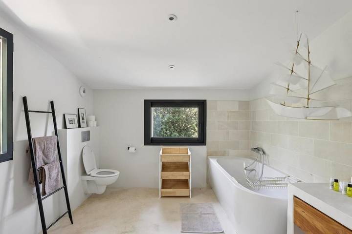 Location de vacances pour 10 personnes, avec vue ainsi que piscine et balcon à Saint-Marc-Jaumegarde - 4