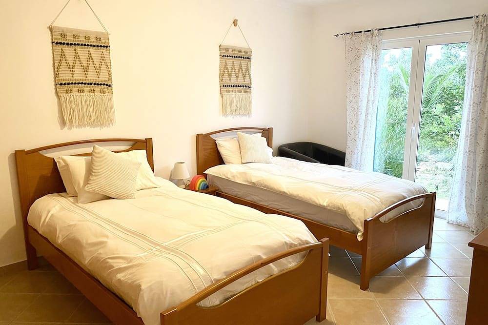 Rustic Chic Villa with solar heated Pool five minutes from the beach! in Arrifana, Aljezur