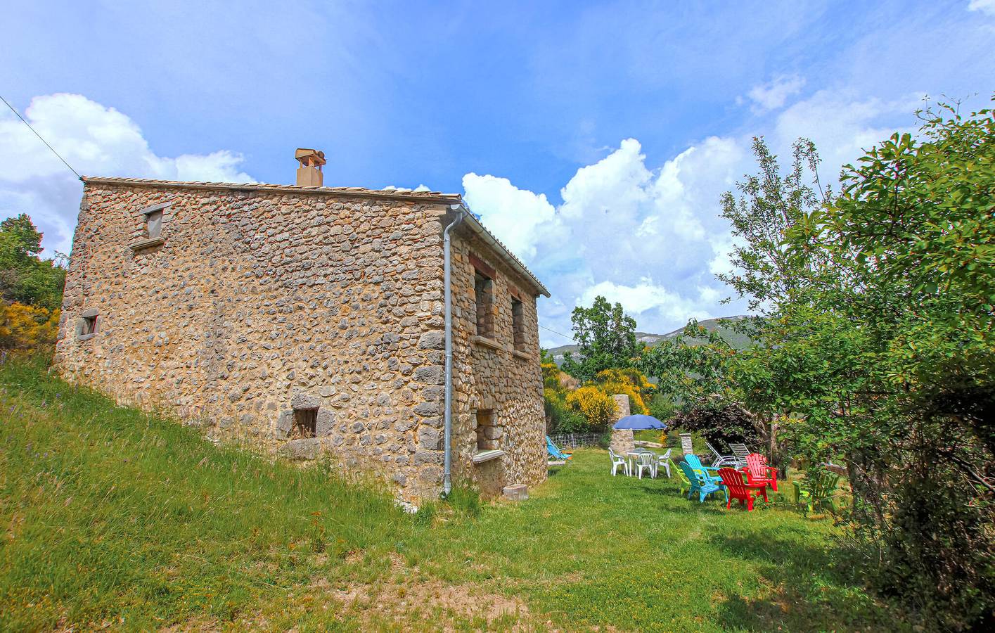 Appartement spacieux avec vue panoramique et garage près de la rivière L'Oule in La Motte-Chalancon, Région de Die