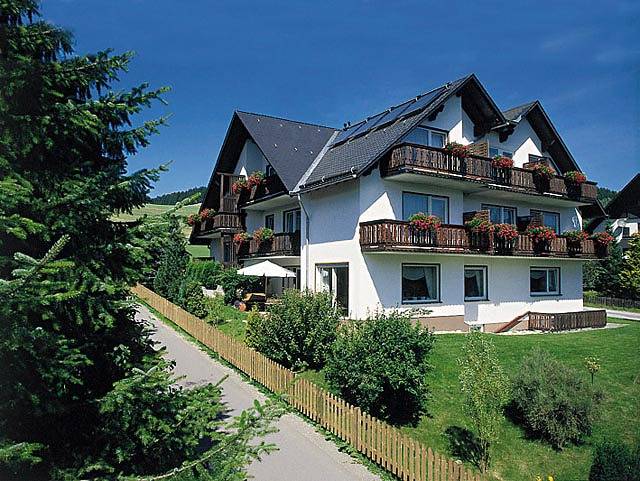 Ferienwohnung für 3 Personen, mit Balkon/Terrasse und Balkon sowie Terrasse in Willingen