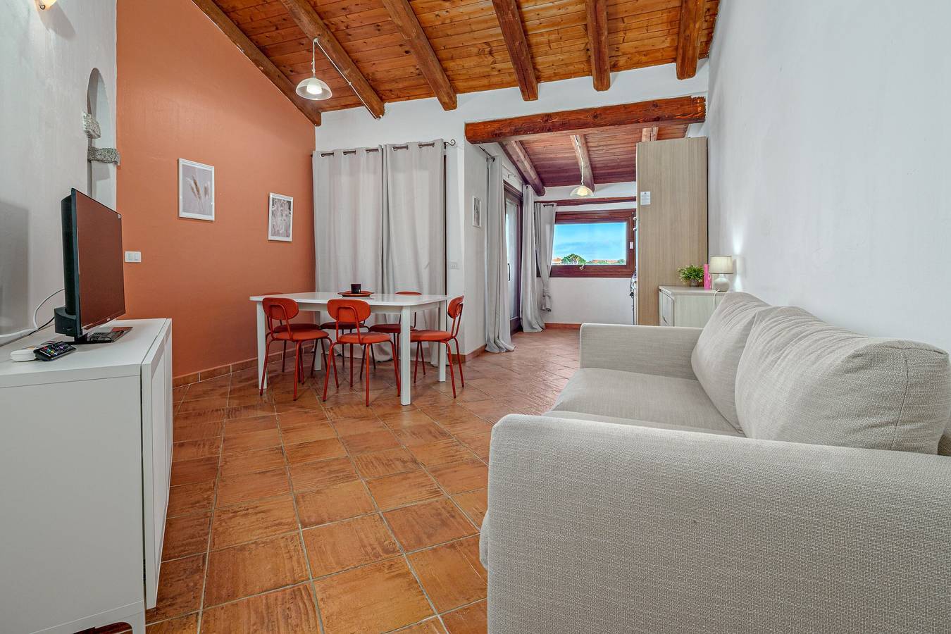 Casa Vacanze 'Orizzonti 34' con vista mare, terrazza privata e aria condizionata in Baia Caddinas, Golfo Aranci