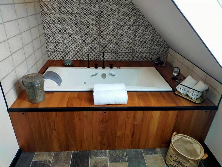 Gîte pour 2 personnes, avec jardin ainsi que terrasse et jacuzzi à Kerlaz - 4