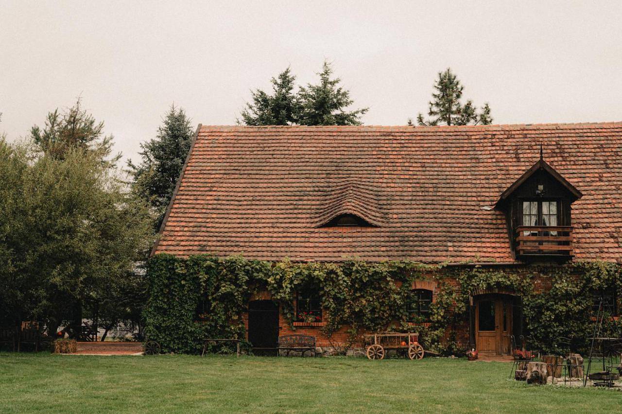 Apartament w Zabytkowej Stajni nad Jeziorem z Dostępem do Parku i Sąsiedztwem Xix wiecznego Dworku Modrzewiowego in Bory Tucholskie