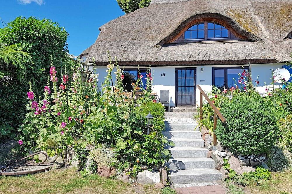 Ferienhaus mit Reetdach und ruhiger Lage in Groß Zicker, Mönchgut