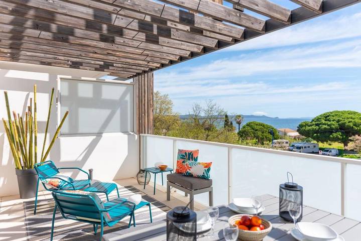 Gîte pour 4 personnes, avec Balcon et Terrasse ainsi que Piscine et Vue dans Zone nature des vieux salins d'Hyères