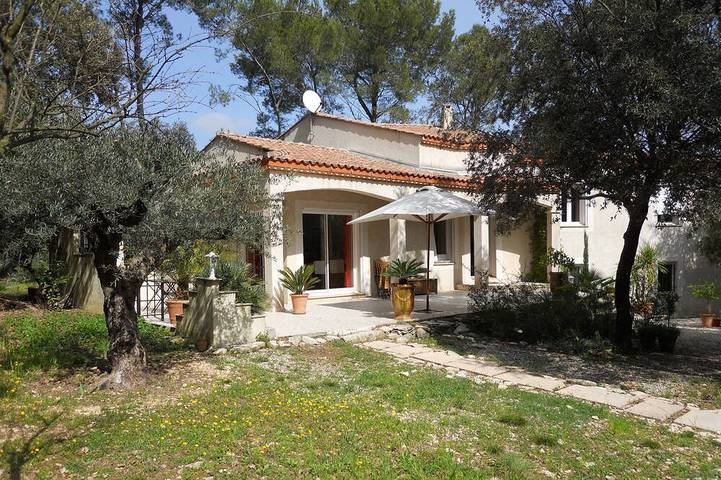 Location de vacances pour 8 personnes, avec terrasse ainsi que jardin et jacuzzi à Boissières