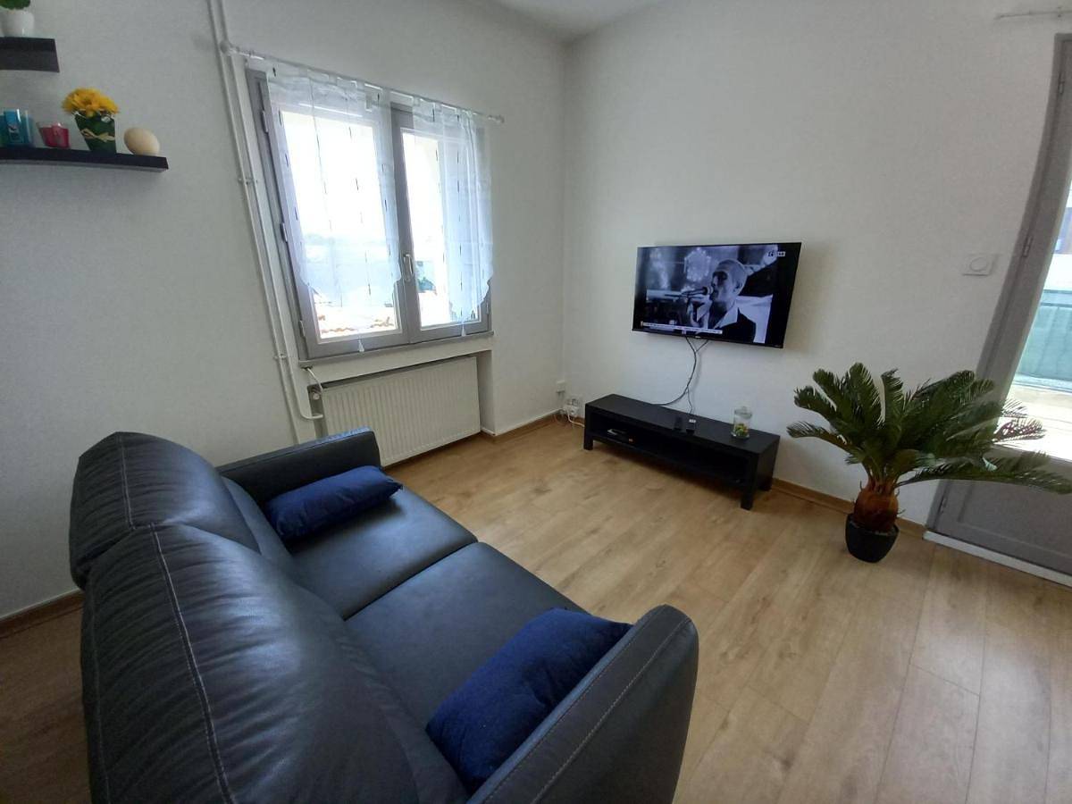 Appartement entier, Apartment with Terrace in Montélimar, Région de nyons