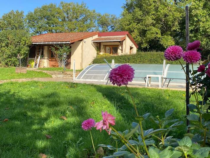 Location de vacances pour 3 personnes, avec jardin ainsi que piscine et vue à Magny-Lormes