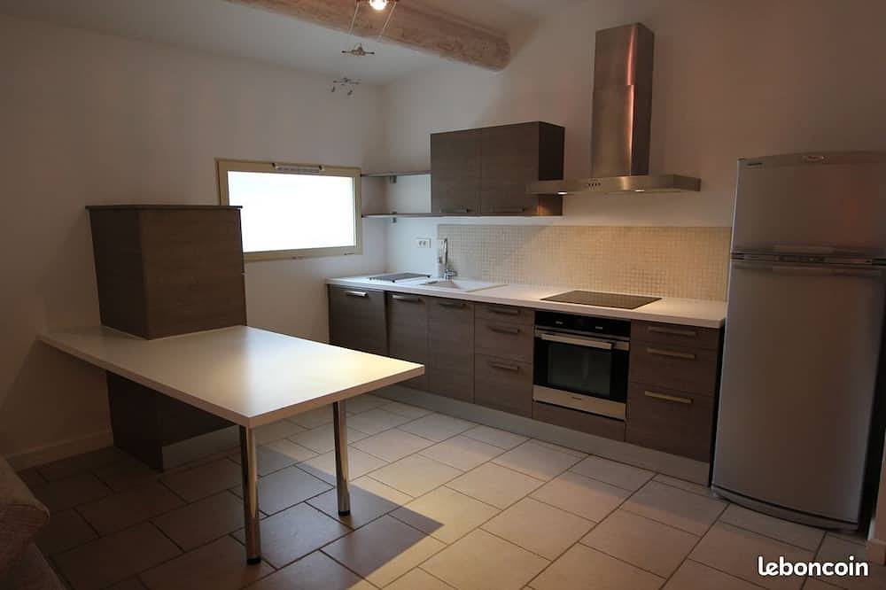 Gîte de Plain Pied de 48 m2 Attenant à un mas Provençal in Rognonas, Arles region