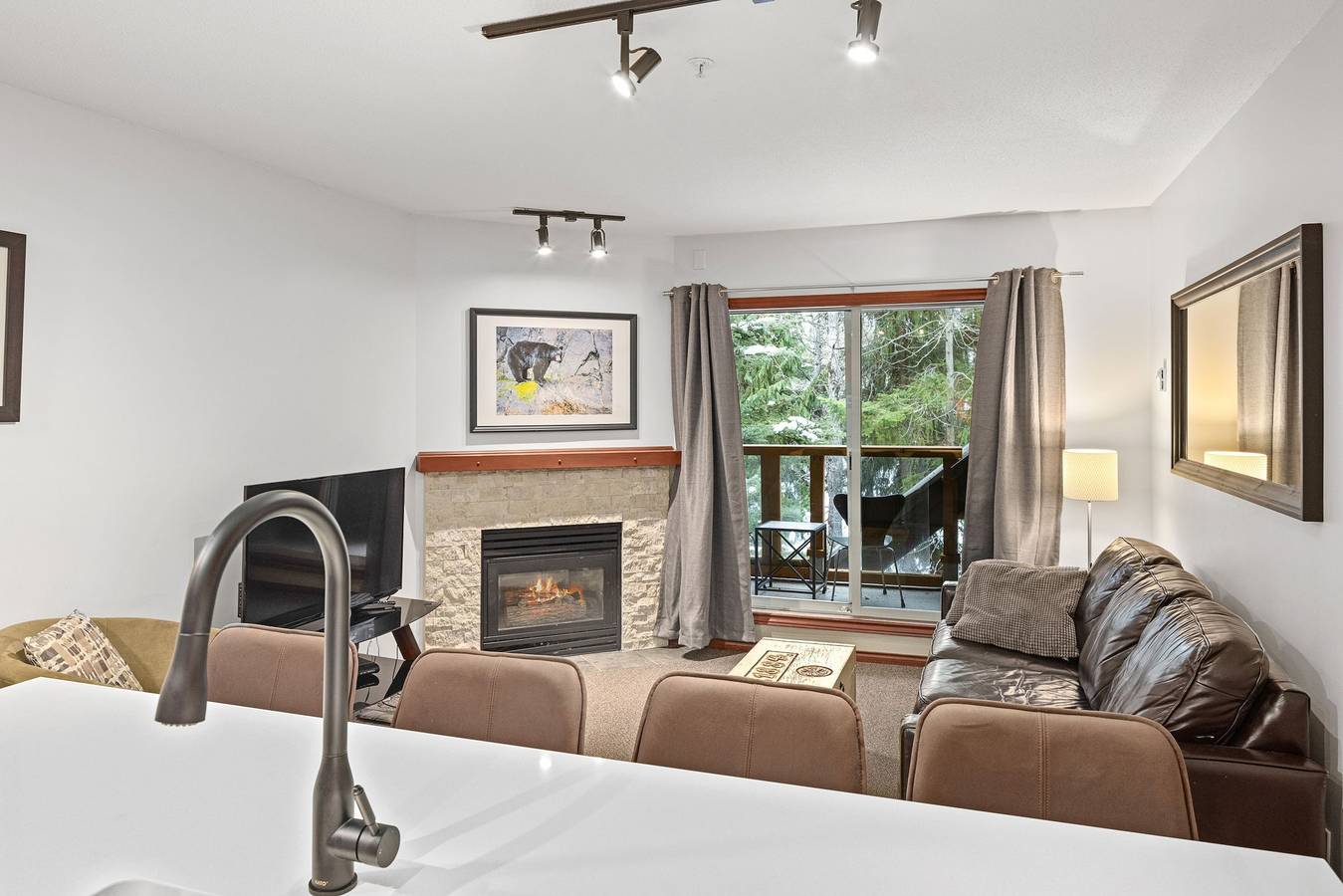 Geheel appartement, 1Br Townhome with private hot tub and pool. Gr 58 in Whistler, Whistler Blackcomb