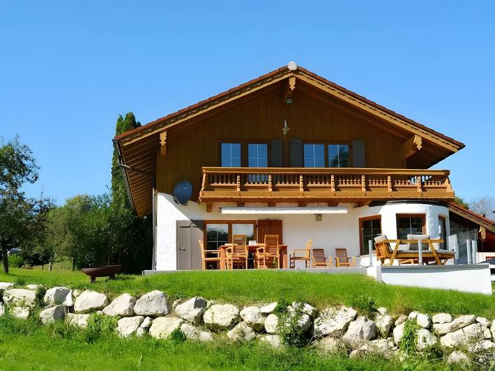 Ferienhaus für 6 Personen, mit Balkon und Whirlpool sowie Garten im Chiemgau