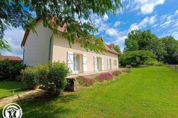 Gîte pour 8 personnes, avec jardin et piscine, animaux acceptés à Vayrac