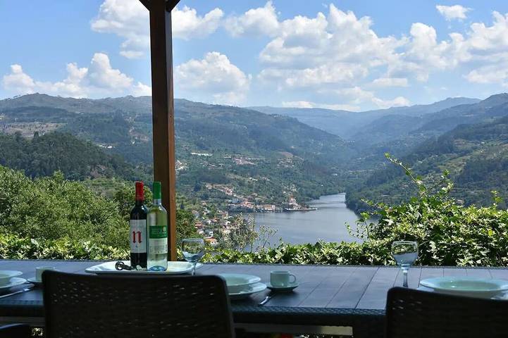 Location de vacances pour 8 personnes, avec jardin dans Ribadouro