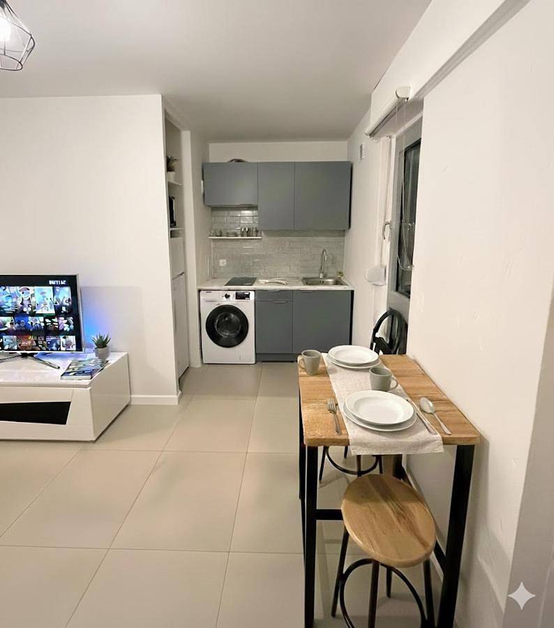 Appartement entier, Cozy studio avec balcon aux portes de Genève in Ambilly, Région de Saint-Julien-en-Genevois