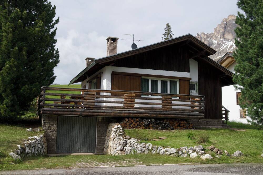 Berghütte in Karersee mit freiem Blick auf den Latemar in Karersee, Welschnofen