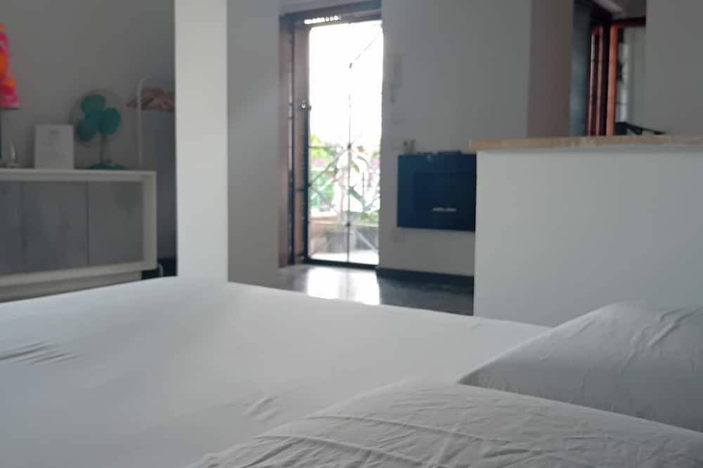 Geheel appartement, Bibi House surrounded by greenery in Infernetto, Rome