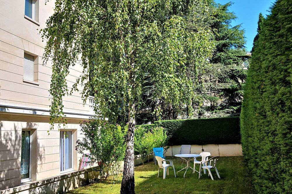 Appartement entier, Coin de Verdure à 6 km de Paris et 15 mn. Centre de Paris - Rer Direct à 200 m in Le Plessis-Robinson, Hauts-de-Seine