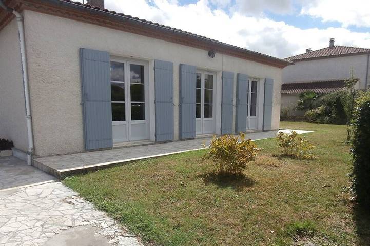 Location de vacances pour 4 personnes, avec terrasse ainsi que jacuzzi et jardin à Villeréal