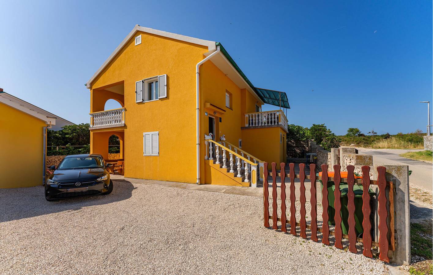 Ganze Ferienwohnung, Gemütliche Ferienwohnung am Meer mit Terrasse und Parkplatz, 400 m von der Küste entfernt in Razanac, Zadar