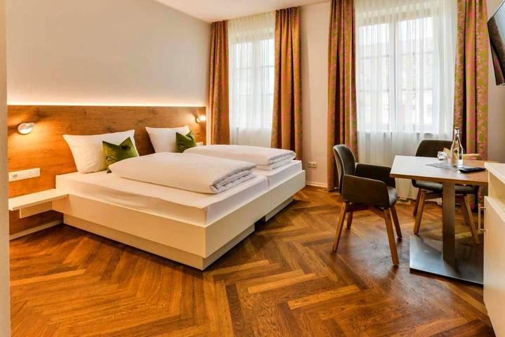 Chambre d’hôte pour 4 personnes, avec Terrasse ainsi que Jardin et Vue à Zusmarshausen