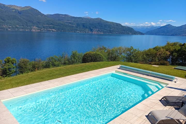 Location de vacances pour 10 personnes, avec vue sur le lac ainsi que balcon et piscine, adapté aux familles à Porto Valtravaglia - 2