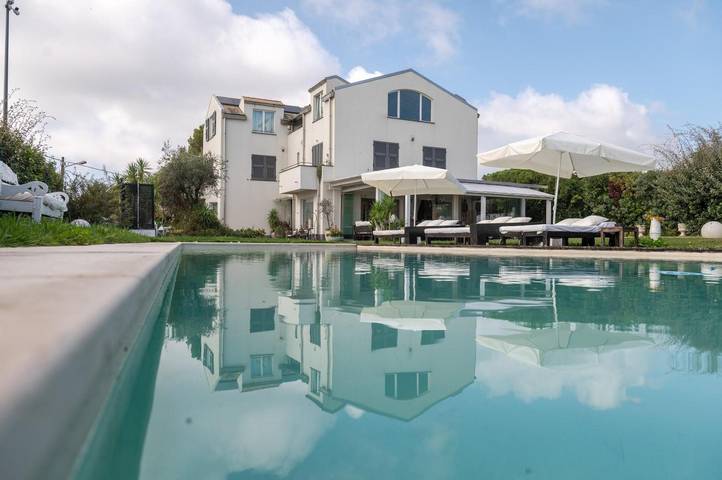 Apartamento entero, Apartamento 'Villa Verney' ático para familias con vistas al mar, piscina y jardín. in Albisola Capo, Albisola Superiore