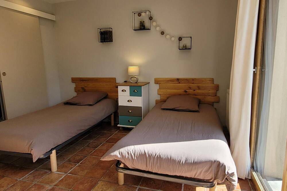 Gran casa con piscina privada, billar y jardín en Les Biards in Isigny-le-Buat, Avranches region