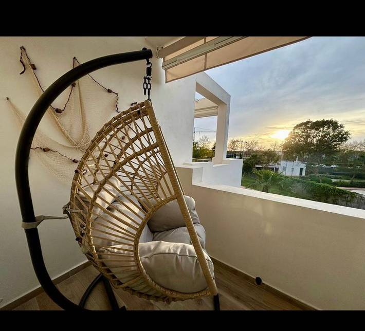 Apartamento para 4 personas, con vistas además de piscina y balcón en Costa Ballena